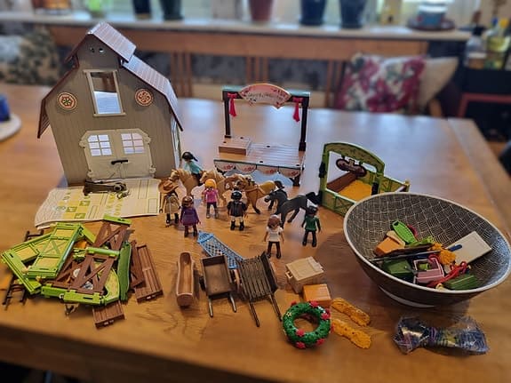 Playmobil Spirit utgåvor - stall och hästar