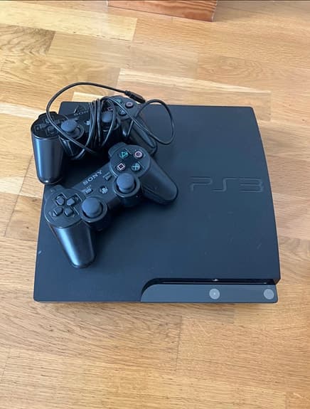 PlayStation med två kontroller och spel