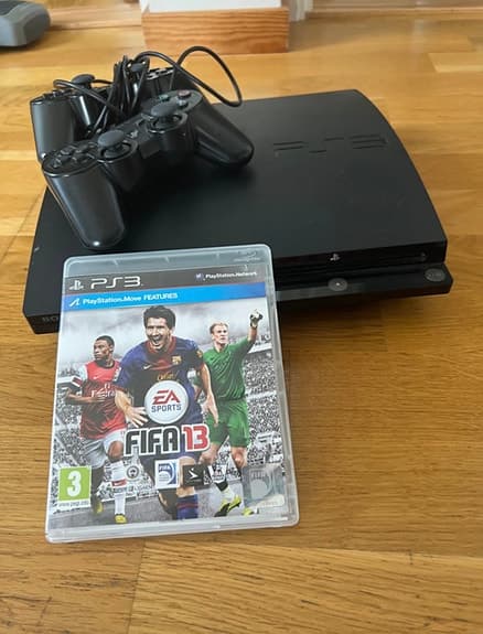 PlayStation med två kontroller och spel