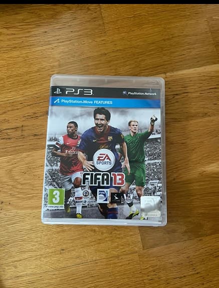 PlayStation med två kontroller och spel