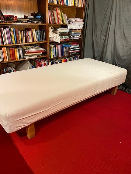 IKEA säng med ben samt madrass 90x 200 cm.