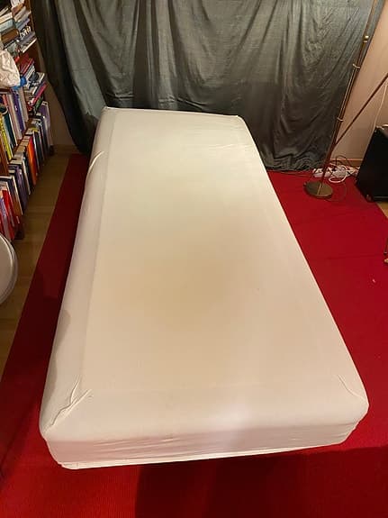 IKEA säng med ben samt madrass 90x 200 cm.