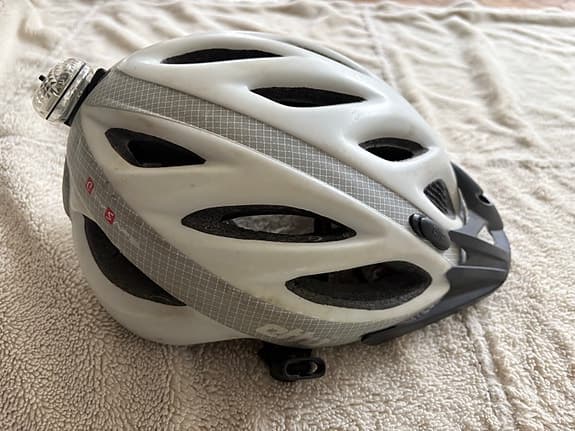 Cykelhjälm Etto i reflexvit skärm och baklampa