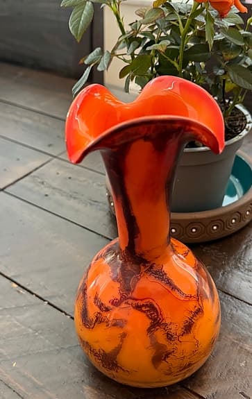 Vacker Mindre vas i orangefärgade nyanser