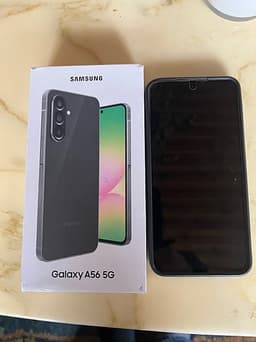 Samsung Galaxy A56 5G 128 GB färg grå med svart skalskydd