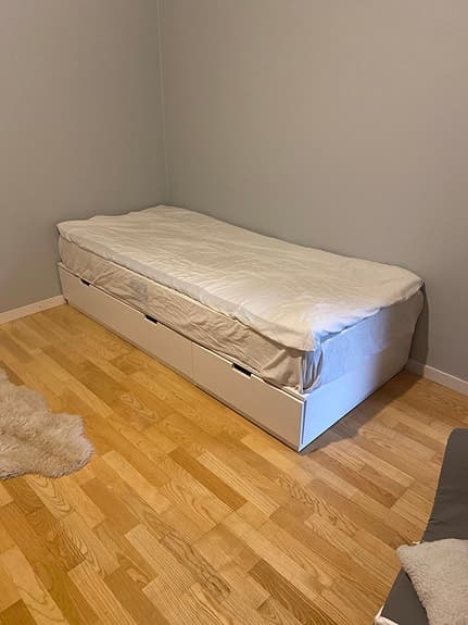IKEA enkelsäng med förvaring vit 200x90 cm - inkl madrass