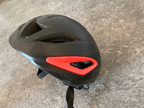 Cykelhjälm och pump