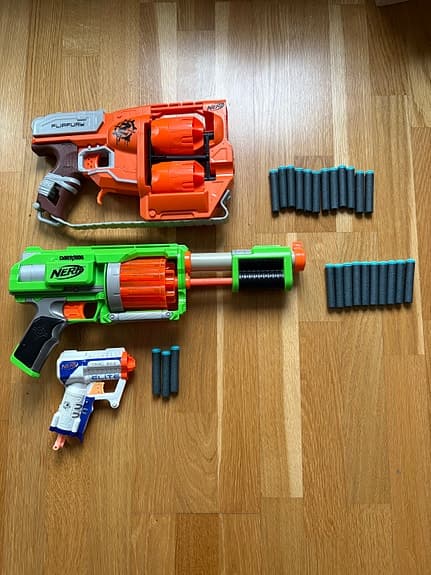 Nerf leksakspistoler med pilar