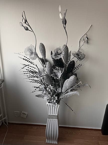 Hög golvvas med prydnadsväxter