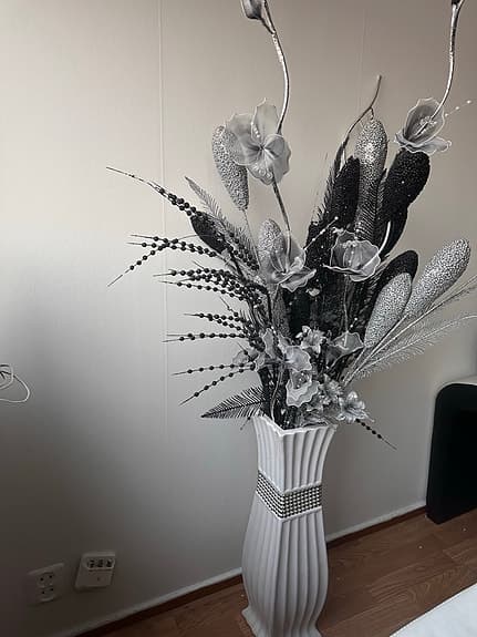 Hög golvvas med prydnadsväxter