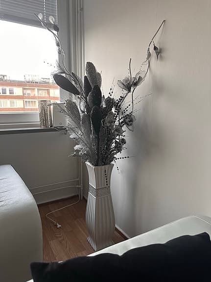 Hög golvvas med prydnadsväxter