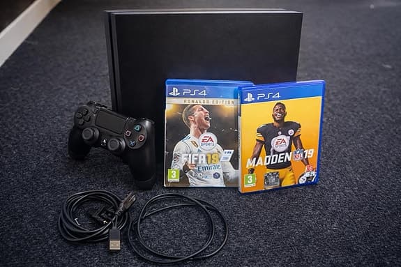 Sony Playstation 4 med handkontroll och kablar
