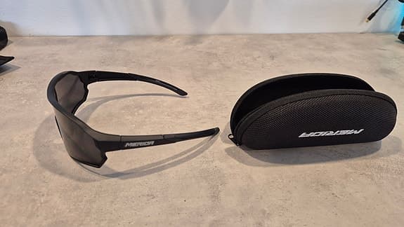 Hjälm, cykelskor samt glasögon