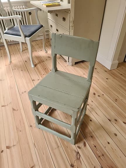 Antik Barnstol Pall i trä. Mått BxDxH 39x36x73 cm Sitthöjd 42 cm
Sitthöjd 42 cm