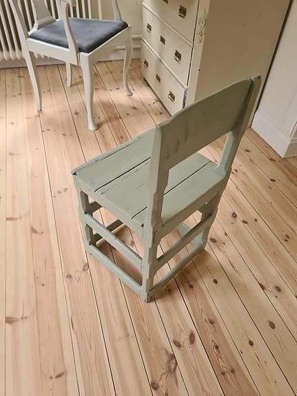 Antik Barnstol Pall i trä. Mått BxDxH 39x36x73 cm Sitthöjd 42 cm
Sitthöjd 42 cm