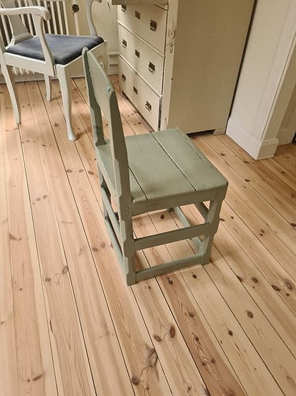 Antik Barnstol Pall i trä. Mått BxDxH 39x36x73 cm Sitthöjd 42 cm
Sitthöjd 42 cm