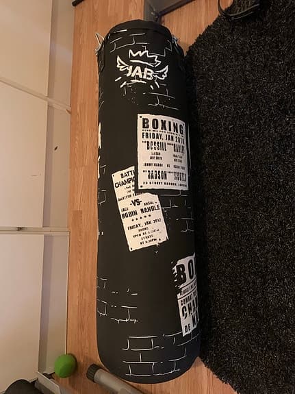 Boxningssäck med kedjor och väggfäste svart