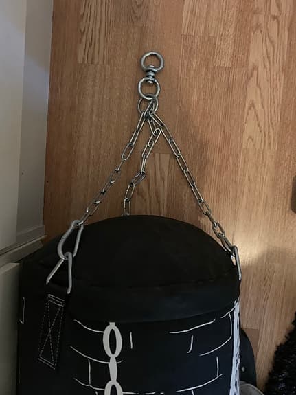 Boxningssäck med kedjor och väggfäste svart