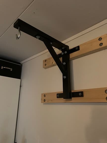 Boxningssäck med kedjor och väggfäste svart