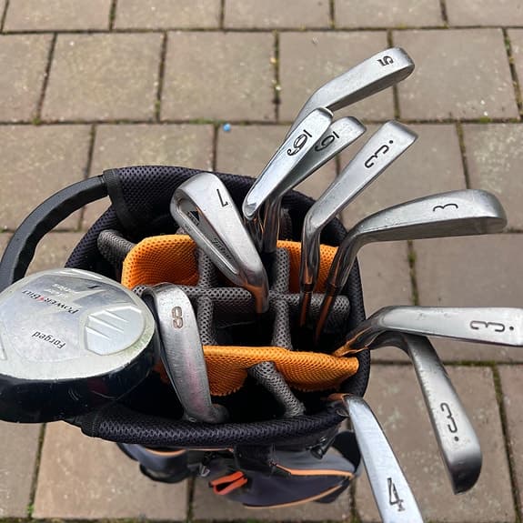 Golfbag med titelst och cobra klubbor