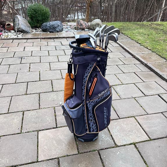 Golfbag med titelst och cobra klubbor