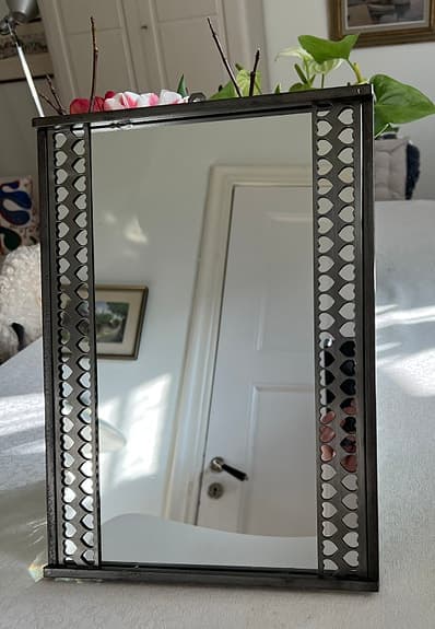 Spegel med hjärtram i metall