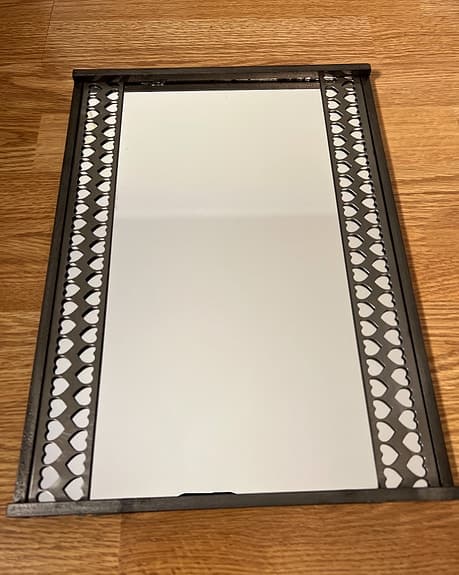 Spegel med hjärtram i metall