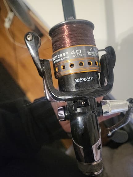 Mistrall Jet Carp 4.0 haspelrulle med fiskespö svart