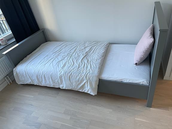 Enkelsäng från Mio 90x200 med bäddmadrass.