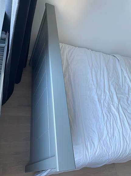 Enkelsäng från Mio 90x200 med bäddmadrass.