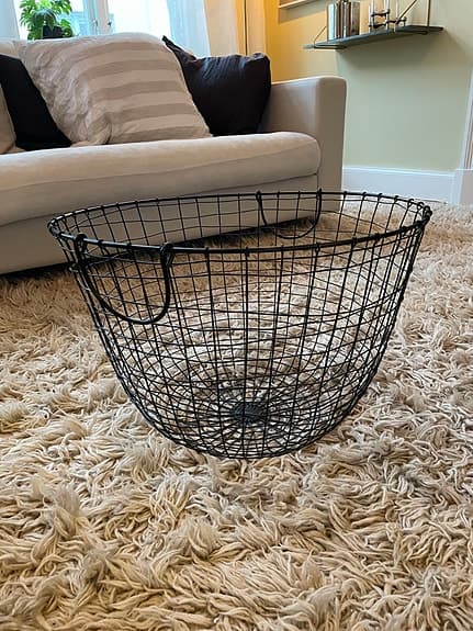 Korg i svart metalltråd