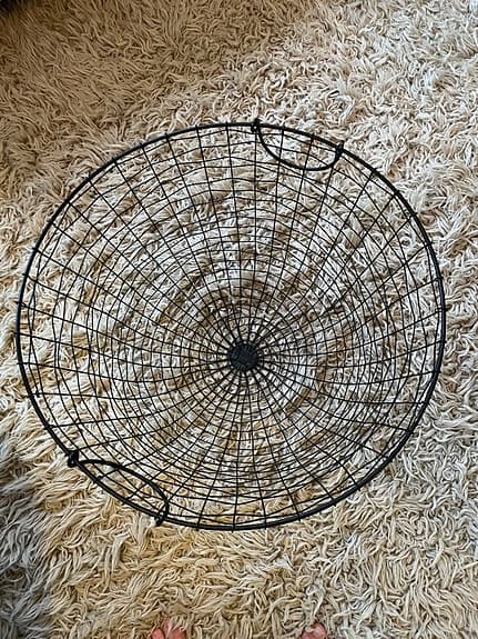 Korg i svart metalltråd