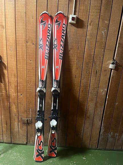 Blizzard slalomskidor str 143cm