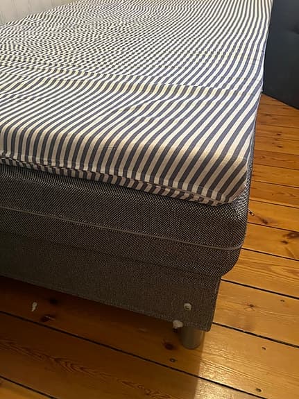 Jysk säng med madrass grå 850kr