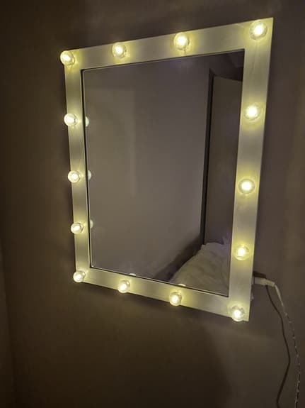 Spegel med ljus från North 45 × 55 cm