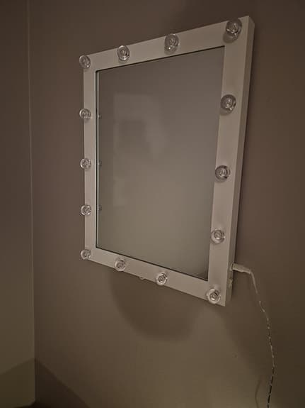 Spegel med ljus från North 45 × 55 cm