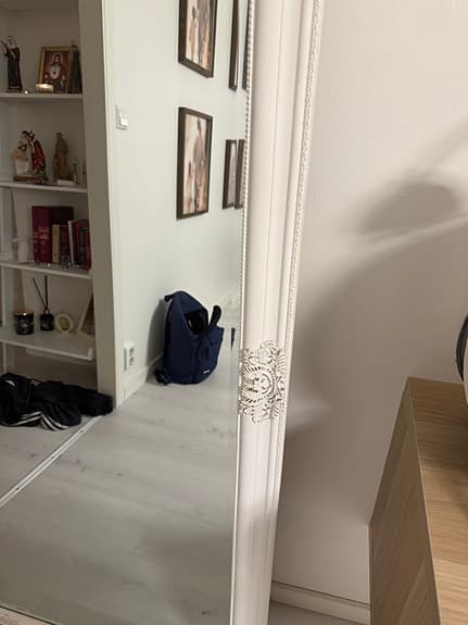 Jysk spegel med vit dekorativ ram