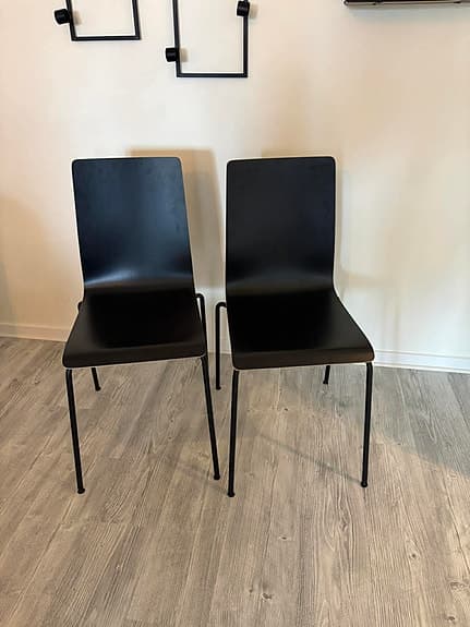 2 Stapelbara stolar i svart böjträ