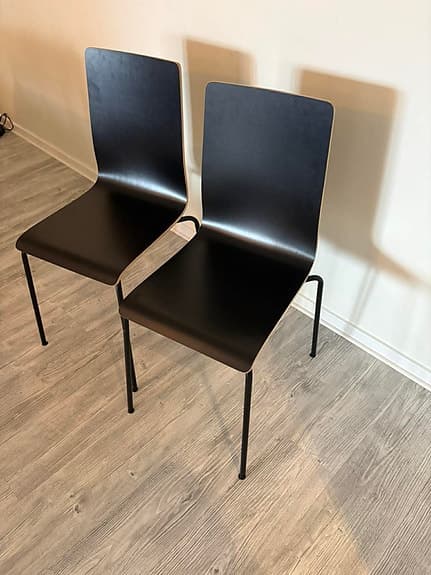 2 Stapelbara stolar i svart böjträ