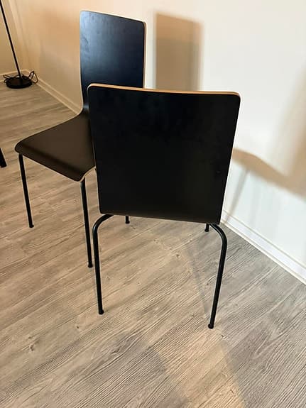 2 Stapelbara stolar i svart böjträ