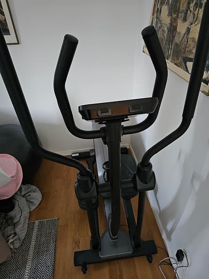 Epsilon crosstrainer med träningsdator svart