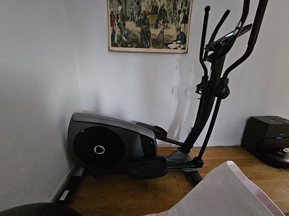 Epsilon crosstrainer med träningsdator svart