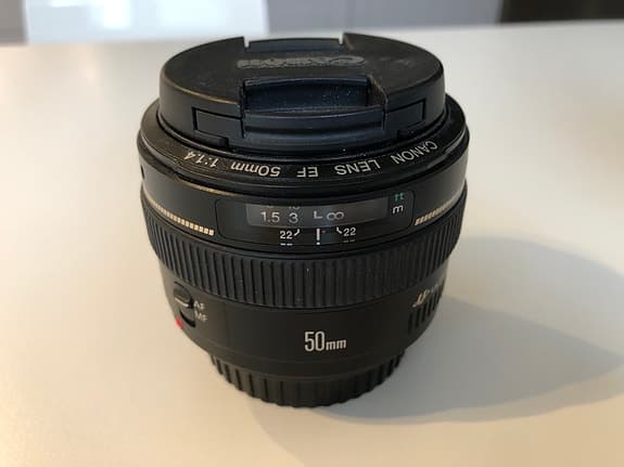 Canon EF 50mm f/1.4 objektiv svart