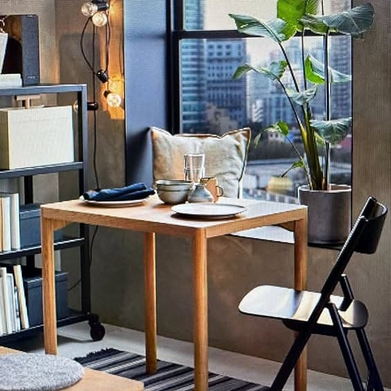 Ett fint, kompakt matbord / skrivbord / avlastningsbord 78x130 cm i Ekfanér