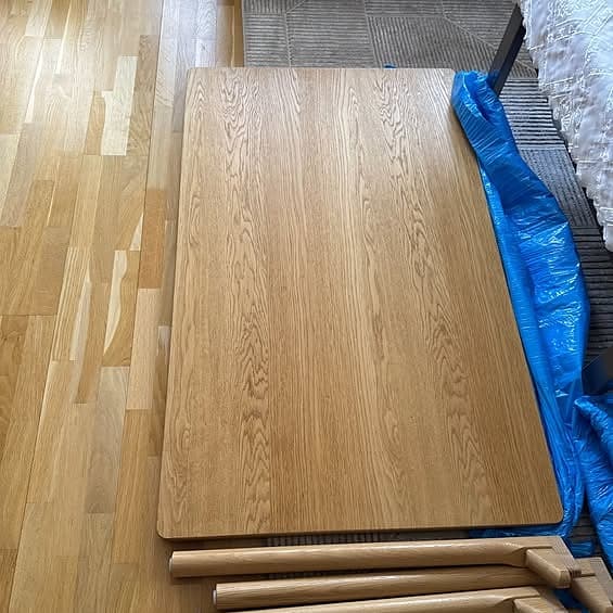 Ett fint, kompakt matbord / skrivbord / avlastningsbord 78x130 cm i Ekfanér