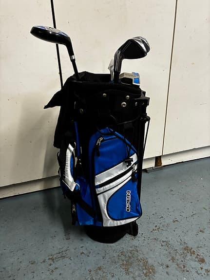 1 st. Open golfbag med klubbor, junior storlek i grå.