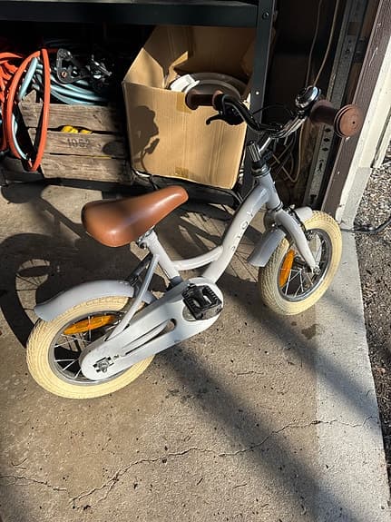 Barncykel 12" grå med brunt sadel och handtag