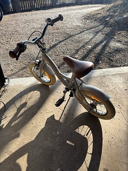 Barncykel 12" grå med brunt sadel och handtag