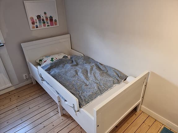IKEA SUNDVIK barnsäng med madrass och sängskydd