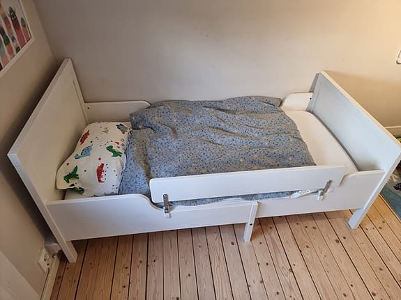 IKEA SUNDVIK barnsäng med madrass och sängskydd
